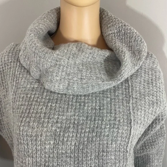 Free People 100% Wool Gray Cowl Neck Sweater Size Small - Picture 4 of 8